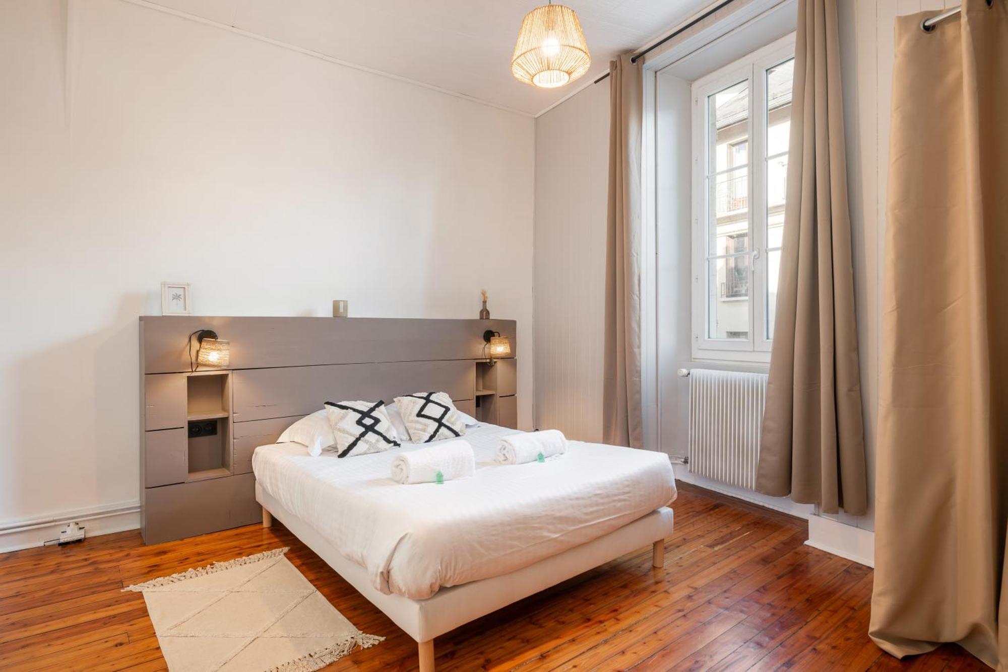 Appartement Spacieux Et Chaleureux Coeur De Ville Chambéry Exterior foto